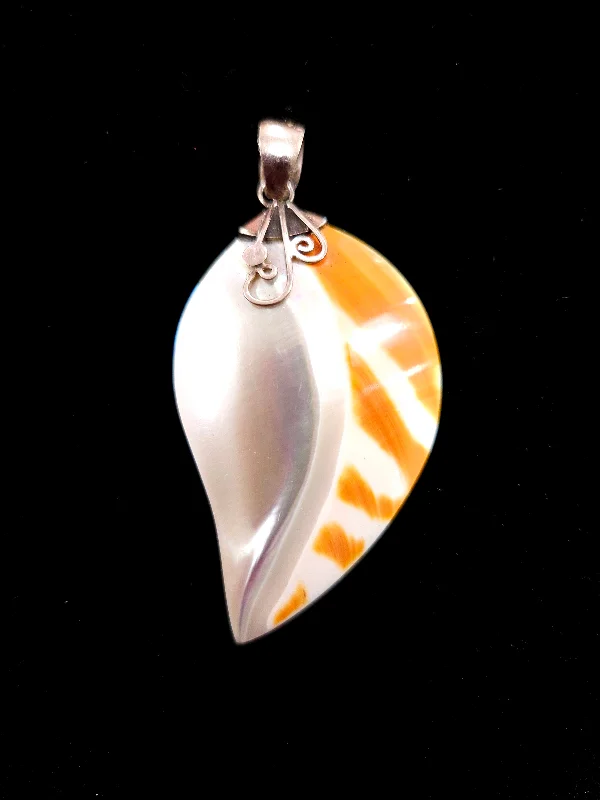 women’s birthstone necklaces -Nautilus Shell Leaf Pendant